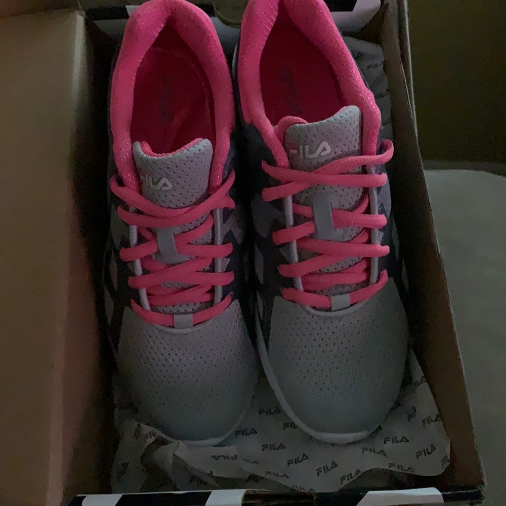 Fila 🌟Host Pick🌟 NWT size 4 youth running-  pink/gray